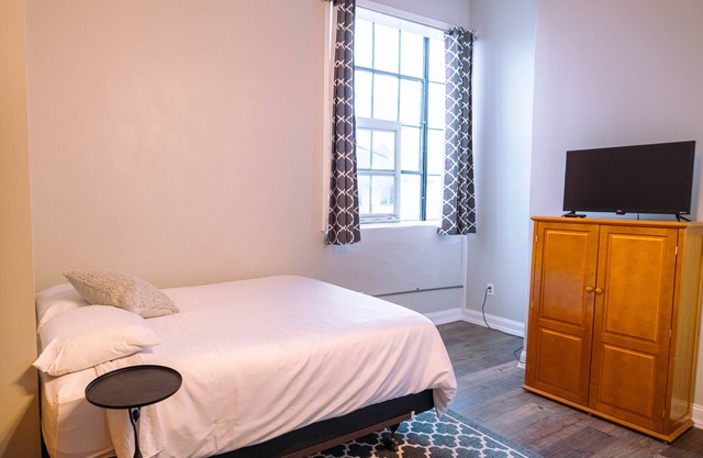 Downtown Lafayette Queen Suite