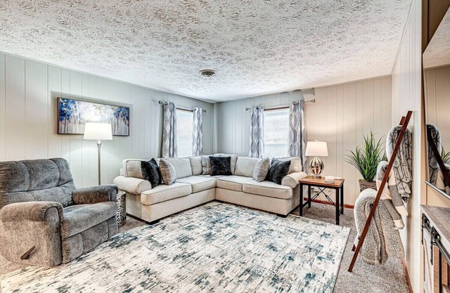 Downtown Lebanon: Cozy Retreat, Prime Location