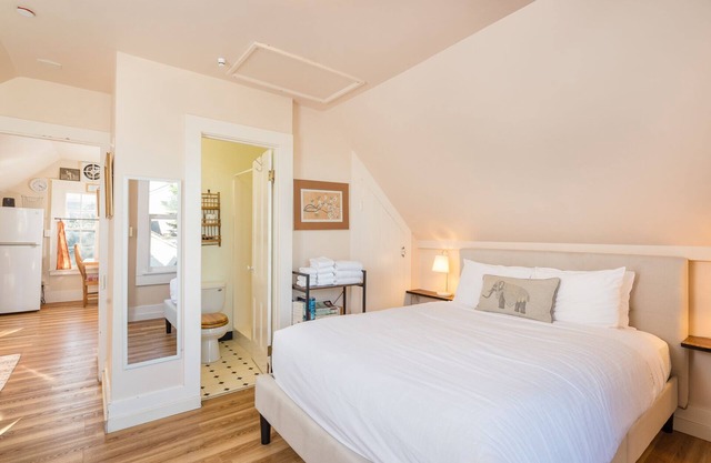 ☮️Downtown Loft-Sauna,Bikes,Hot Tub & Great Fun awaits you-Dog ok
