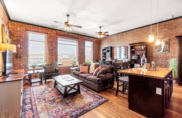 Downtown Loft w/ Amazing Bath Tub & Shower