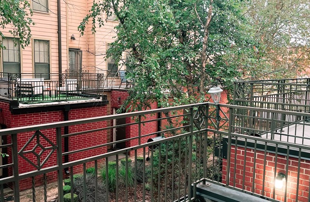 Downtown loft - walking distance to bars, restaurants, coffee shops, and more