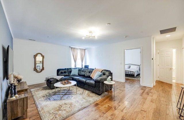 Available DERBY! Downtown Louisville Condo, King Bed, Updated Kitchen and Bath!