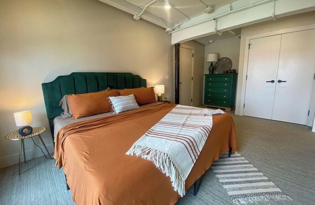 Downtown Luxury Condo for 2!