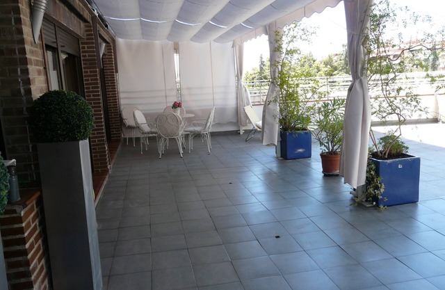 Quartier résidentiel de luxe dans le centre-ville, climatisation totale, jardin et piscine