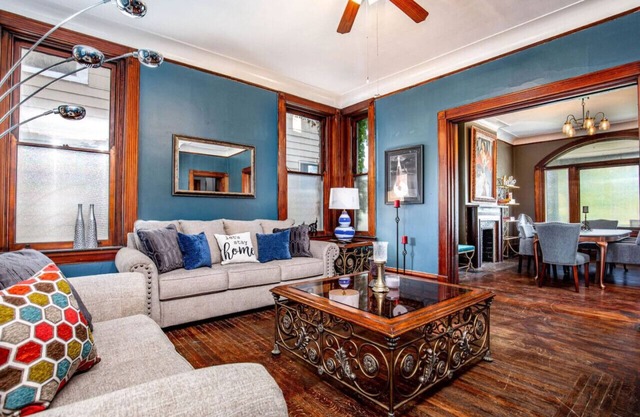 Downtown Mansion: 7 Bedrooms, 2.5 Baths, Sleeps 20