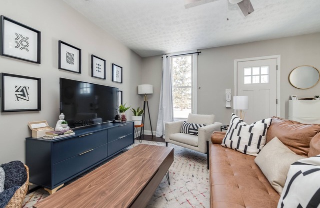 Downtown modern cottage close to Lucas Oil | Washer + Dryer | Wifi