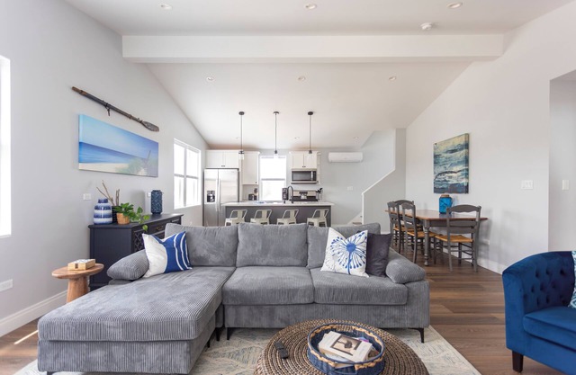 Downtown New Buffalo Suite 2A , Walk to Beach, King Beds