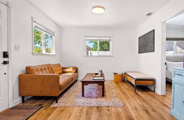 Cozy 2 KingBed/2 Bath: Walk to Downtown