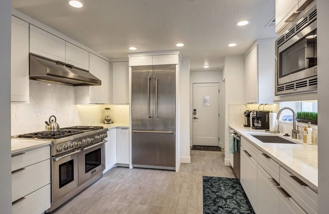 Downtown ✦ Perfect Location ✦ Hot Tub & Sauna ✦ Garage ✦ Private Yard ✦ Pinball