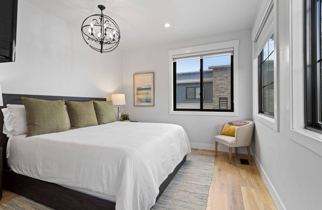 -->Downtown Pikes Retreat <-- Hot tub / 1BR / Getaway