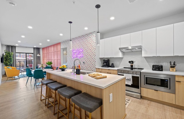 Walk to Broadway and Downtown Pool!- Luxury Downtown Nashville Suite