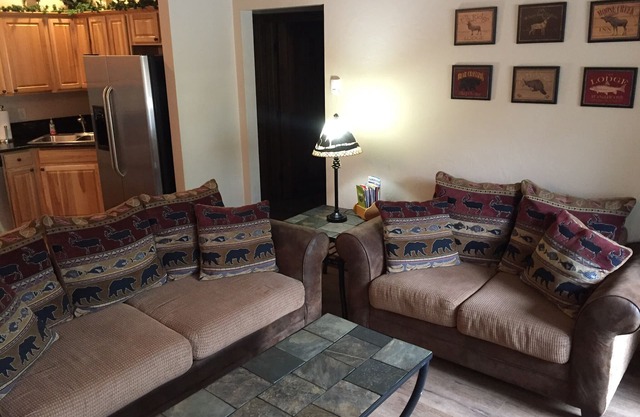 Emplacement privilégié! 1BR Plus bain à remous privé, garage, foyer et laveuse / sécheuse