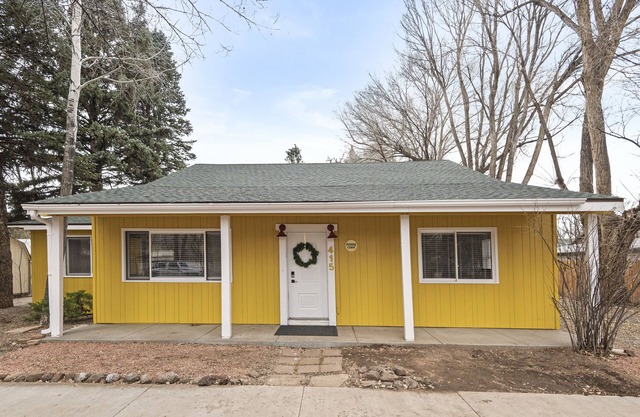 Downtown Quartet - 4 Bungalows w/Fenced Yards, AC, W/D, Smart TVs, Fast Wi-Fi
