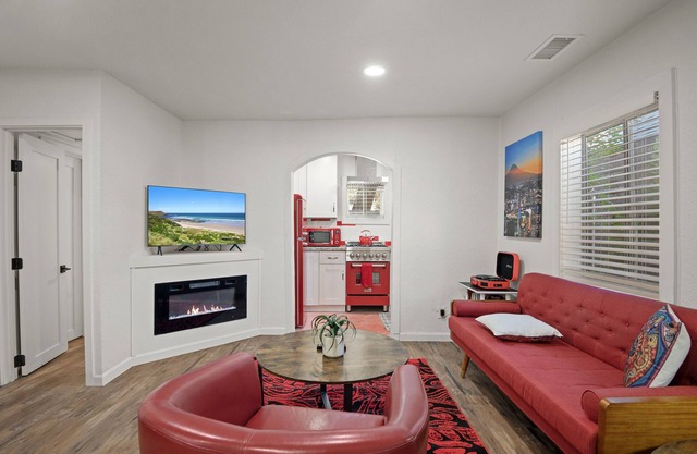 Downtown Ruby Red Bungalow w/AC, Fully Fenced Yard, W/D, 2 Smart TVs, Fast WiFi.
