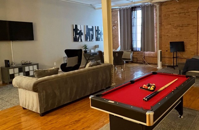 Downtown Spacious Industrial Loft Apartment with free parking 420 Friendly