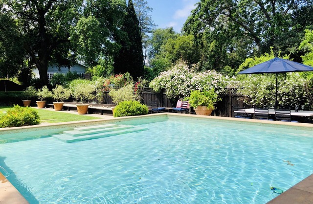 Centre-ville Helena retraite avec piscine, pétanque et intimité. Permis n ° PL19012