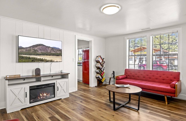 Downtown Strawberry Bungalow w/AC, Fully Fenced Yard, W/D, 3 Smart 55" TVs