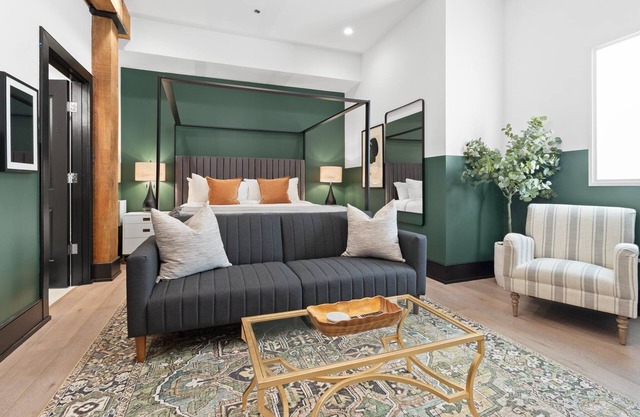 Downtown Suite with Rooftop Pool, Game Room & Gym 24/7 Staff