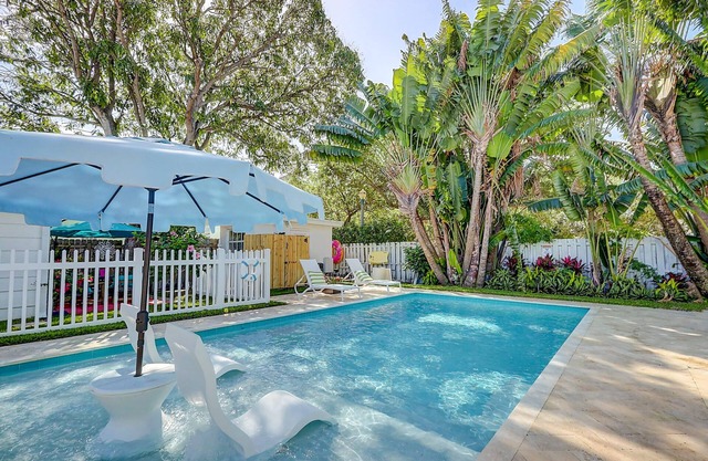 Downtown Tropical Oasis- heated Pool/ Private fenced yard.