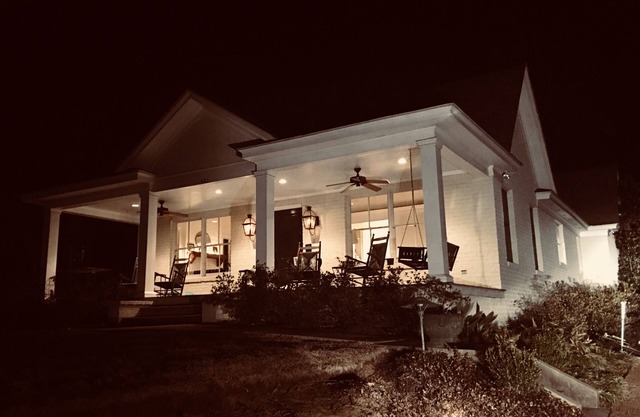 Downtown Van Buren House- University on one side- Square on the other- sleeps 8
