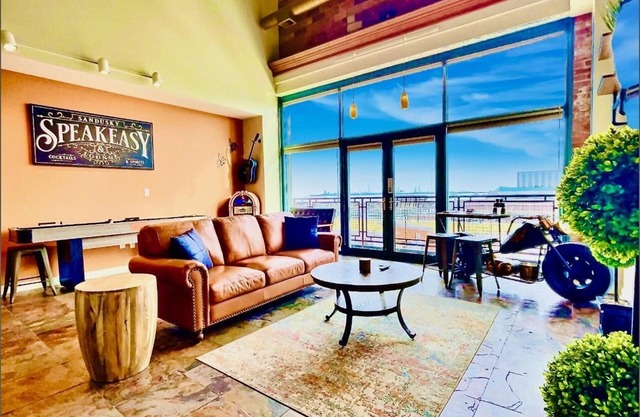 Downtown Waterfront Getaway Mario Room Breathtaking View Cedar Point Lake Erie!