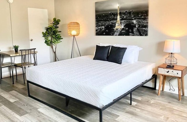 DOWNTOWN WATERFRONT | KING BED | FREE PARKING