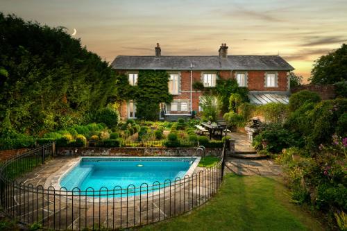 Downwood Vineyard Manor in Idyllic Countryside