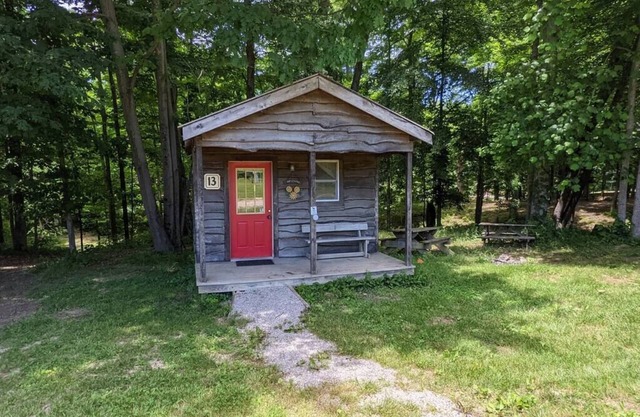 Cabine-lit 13, pas de salle de bain, accès au pavillon de douche