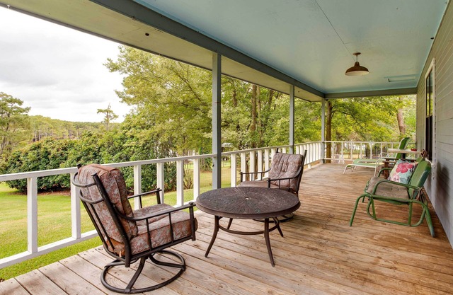 Doyline Cottage w/ Large Porch & Lake Access!