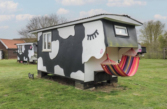 DOZY DOTTY (COW SHED 4), pet friendly, with a garden in Campsea Ashe