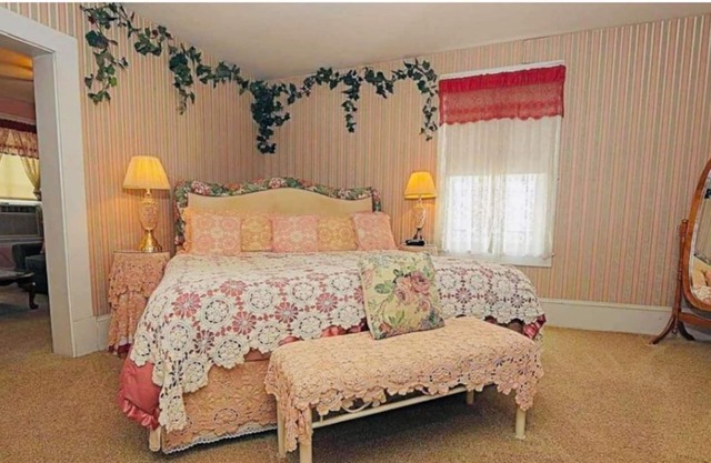 Dr. Hertich House was built in 1850 & is in the heart of historic Ste. Genevieve