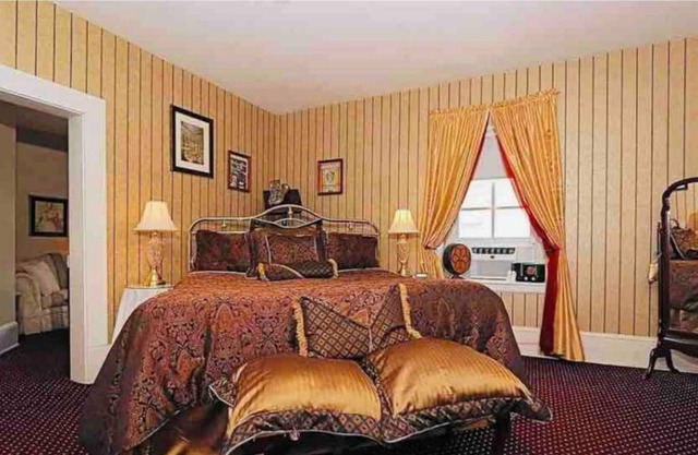 Dr. Hertich House was built in 1850 & is in the heart of historic Ste. Genevieve