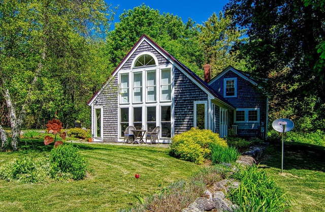 Dragonfly Cottage: An airy 2-bedroom cottage in delightful Brooklin with WiFi