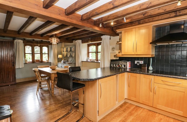 DRAGONSFELL, pet friendly, with hot tub in Kendal