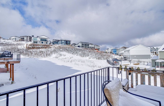 Draper Townhome w/Mountain Views: Hike & Ski!
