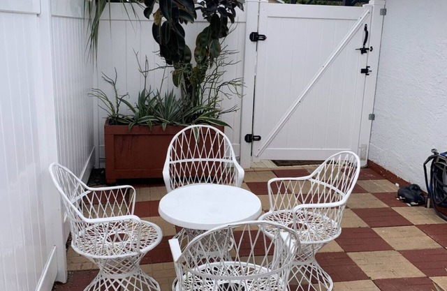 Dream bathroom , full kitchen , private patio and lovely studio