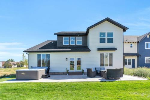 Dream Bear Lake Getaway w/Hot Tub & Yard