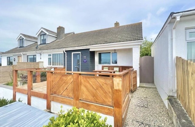 Dream by the Sea - 2 Bed Bungalow with Deck with Sea View, Garden & Parking