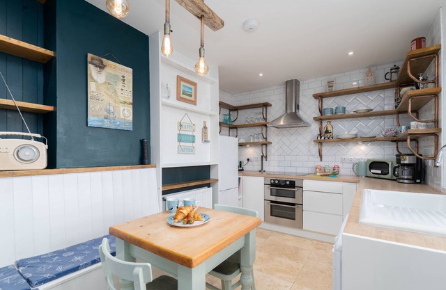 Dream by The Sea – Sleeps 4 – On-Site Parking – Garden
