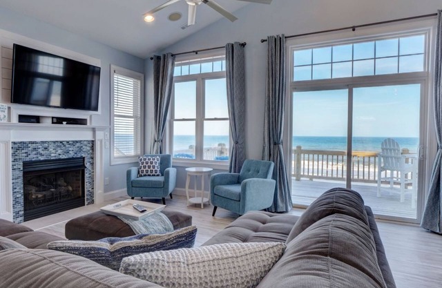 Magnifique front de mer privé entièrement rénové avec bain à remous pour 12 personnes