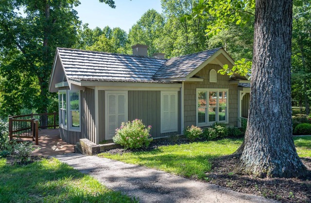 Dream Getaway Cottage w/ Endless Hilltop Views - Seasonal Pool/Hot Tub