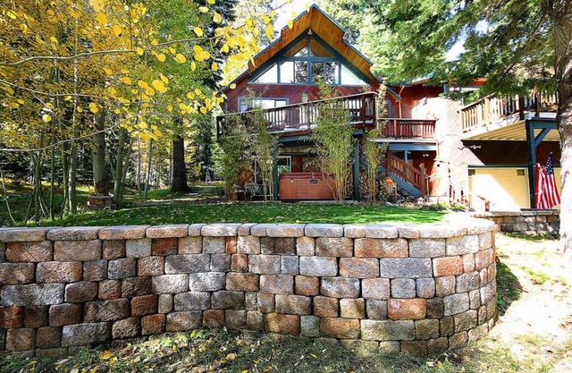 "DREAM HOUSE" 1acre de terrain boisé, ruisseau, cinéma maison, bain à remous, table de billard, salle de sport