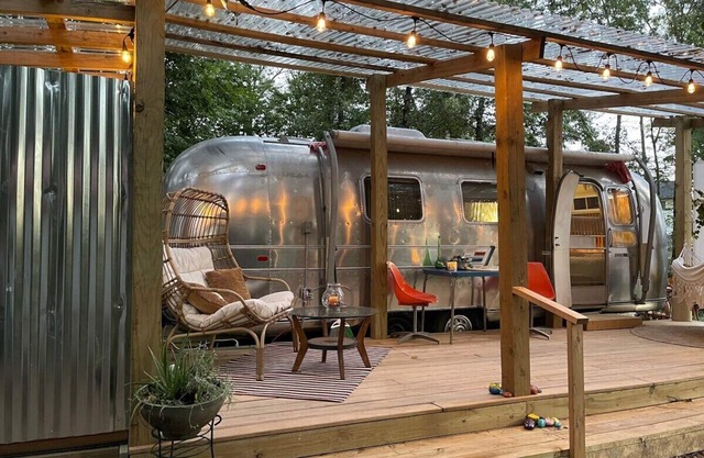 Dream Weaver Vintage Airstream, Hot Tub, Glamping