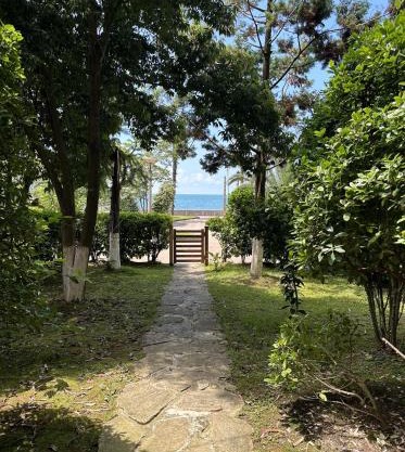 Dreamland Oasis 1st floor Apartment With a Garden by the Sea