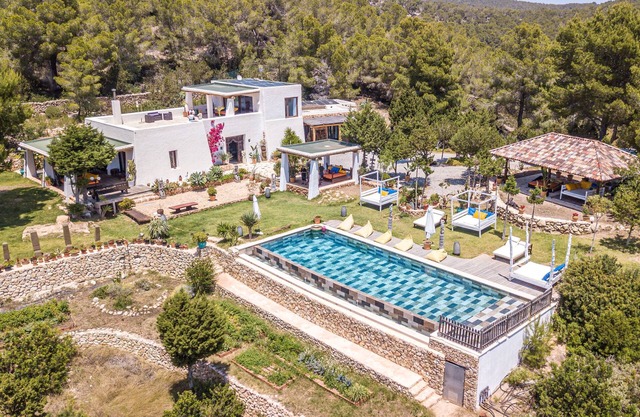 Villa de rêve avec piscine à débordement, vue sur la mer, jardin aménagé et plusieurs terrasses