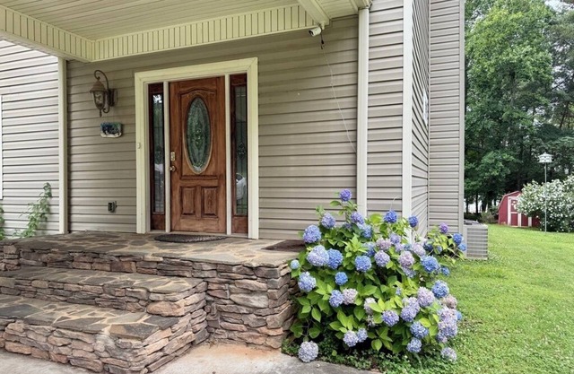 DreamShare - Lakefront Multi-Family Home on Lake Hartwell in Lavonia, GA