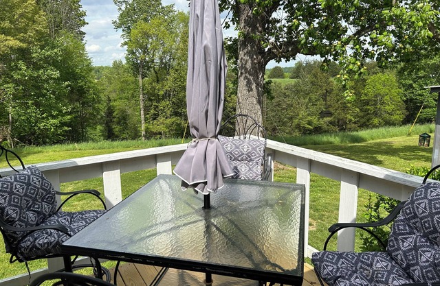 Dreamville a Cozy farmhouse -one lane farm road-private-with countryside views