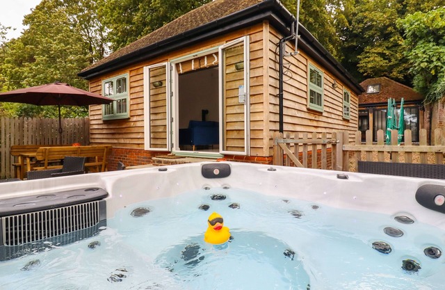 DREAMWOOD LODGE, pet friendly, with hot tub in Leaves Green