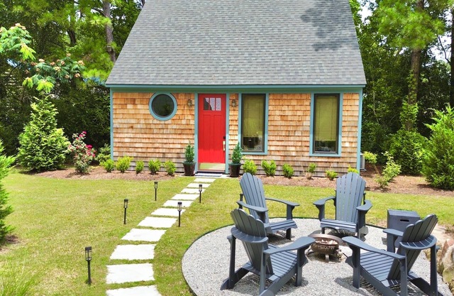 New Coastal Cottage! Cozy~ King Bed~ Fire Pit ~Outdoor Shower- 2 Miles to Beach