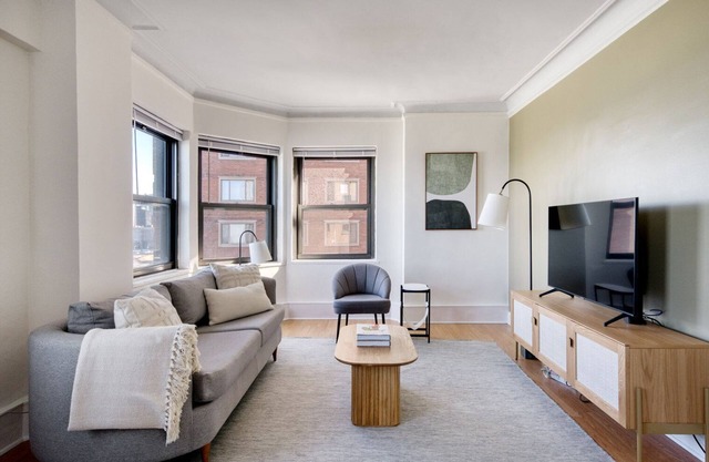 Dreamy Gold Coast 1BR w/ Doorman & Gym, 2 blocks to L, by Blueground